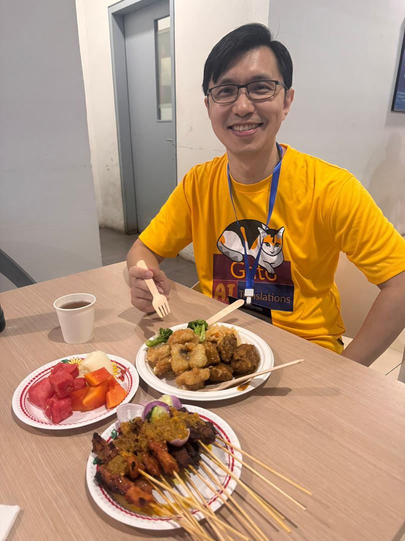 Gato friend David Wang enjoying satay at WordCamp Malaysia 2025